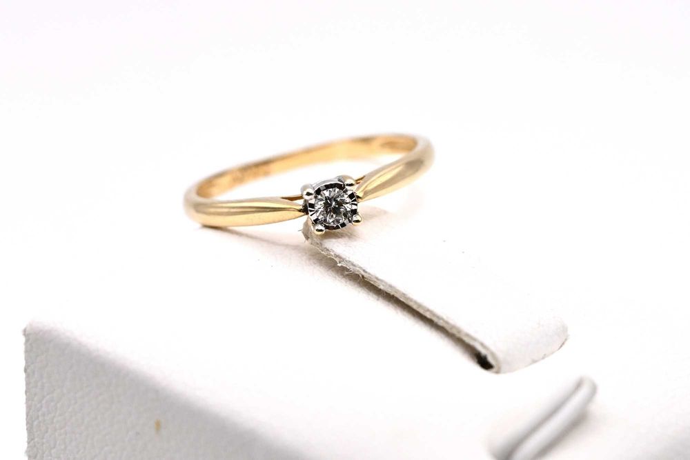Klasyczny zaręczynowy pierścionek ze złota 585 brylant 0,06ct Apart