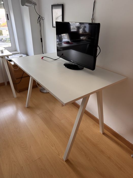 Conjunto de Secretária + Cadeira de Escritório + Ecrã