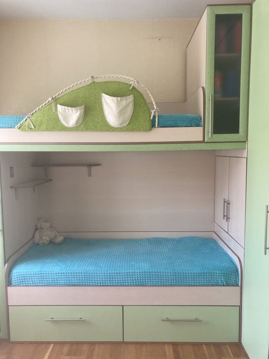 Меблі в дитячу кімнату, двоповерхове ліжко, шафа для двох та два столи
