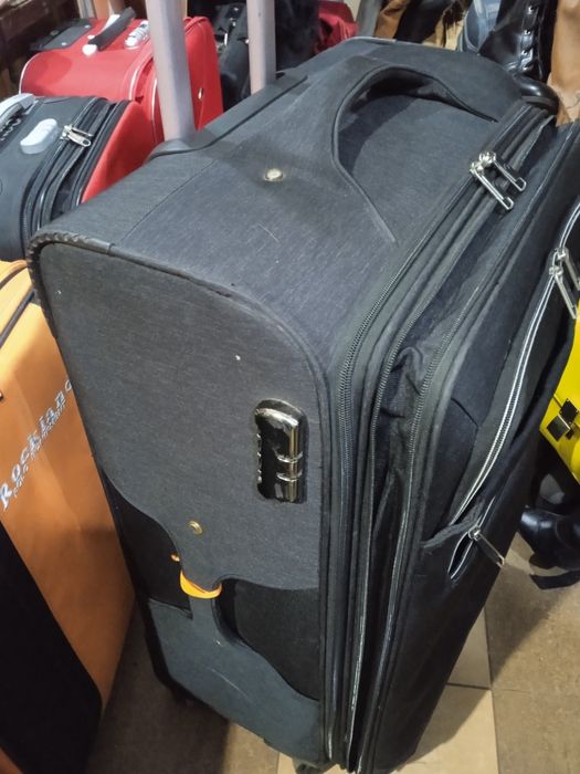 Чемодан большой /80 см/ практ новый на 4 х колесах