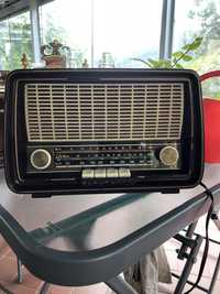 Radio muito antigo, marca Blaupunkt.  Encontra-se impecável.