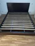 Cama de madeira com estrato
