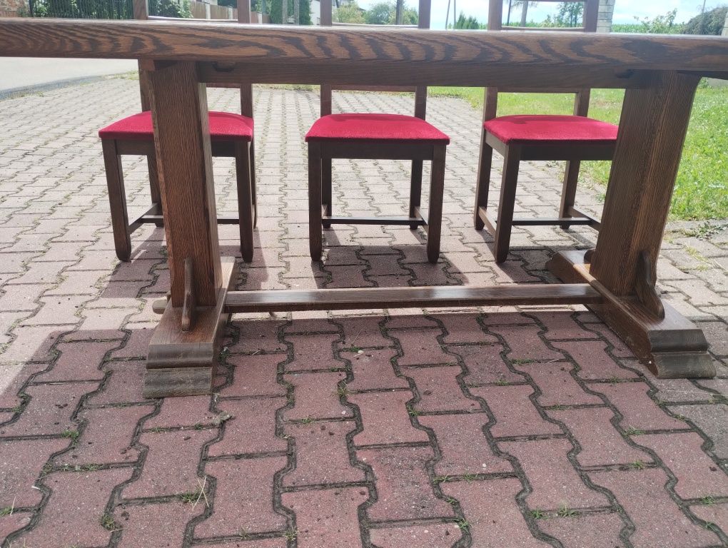 Stół plus krzesła drewniane
