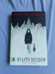 Miasto duchów, Victoria Schwab