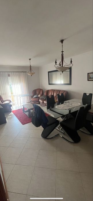 Apartamento T-2 rés do chão, com garagem  junto ao Mar