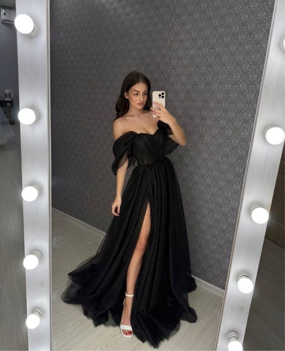 Чорна випусна сукня з блискітками