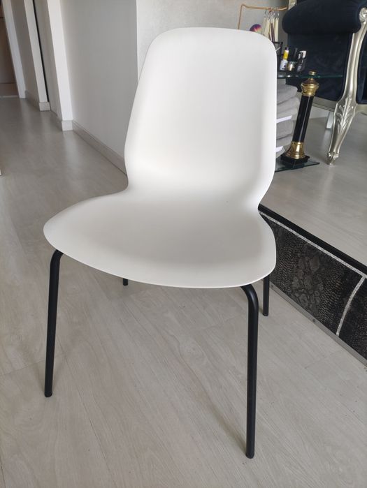 Cadeira branca com pé preto