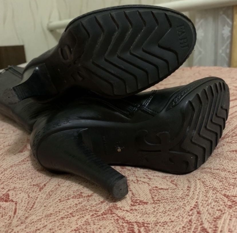 Женские осенние сапоги черные на каблуке Fabi
