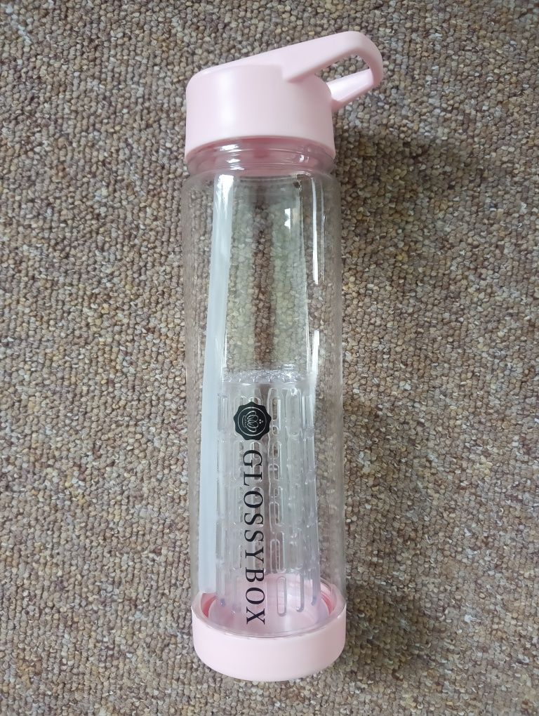 Butelka z rurką, z koszyczkiem Glossybox 
Wysokość 25 cm