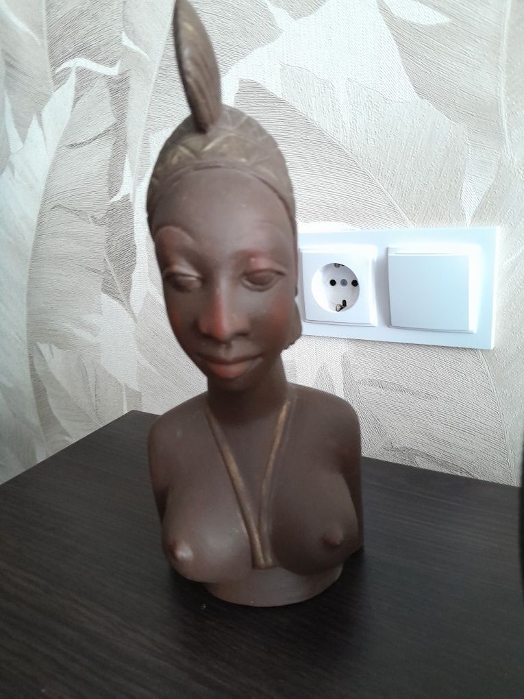 Продам керамическую статуэтку