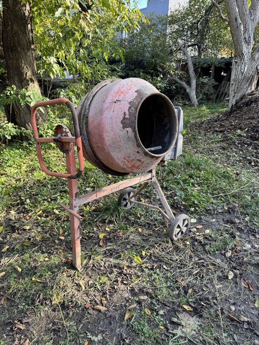 Бетонозмішувач в хорошому стані.