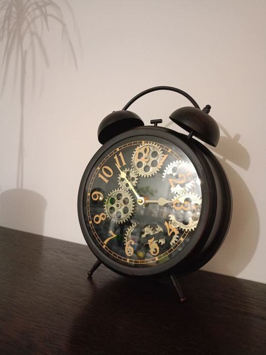 Duży ozdobny zegar ciemny na komodę/kredens.