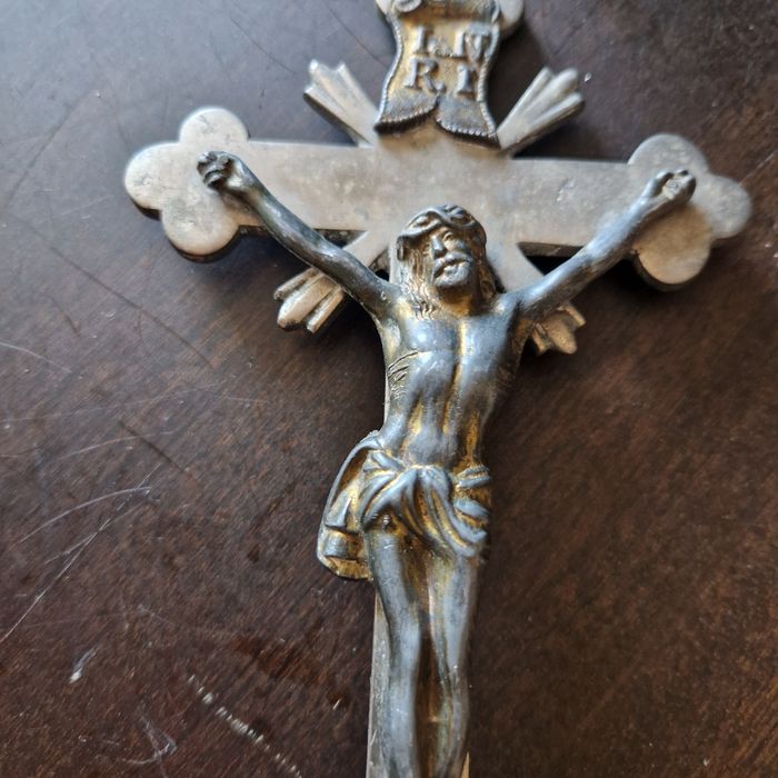 Stary mosiężny krzyż krucyfiks