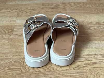 Шкіряні шльопанці Bata