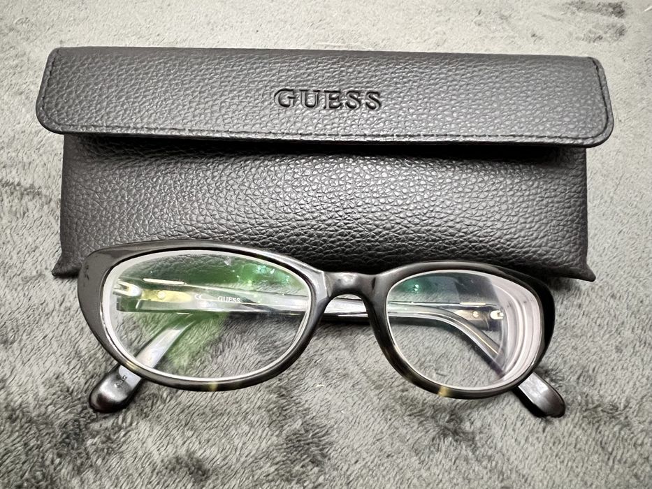 Atmacao de oculos GUESS