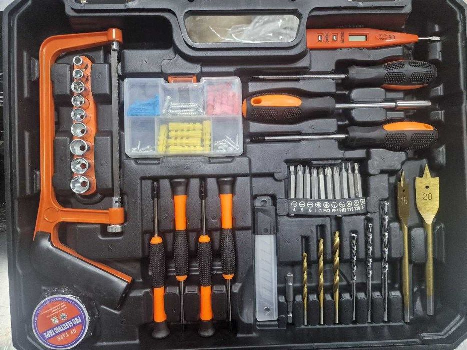 Шуруповерт Makita із великим набором інструментів