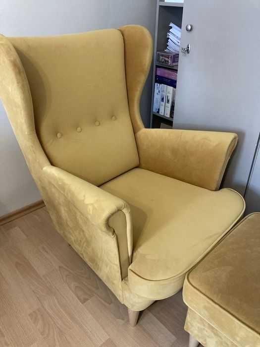 Fotel welurowy uszak musztardowy z podnóżkiem vintage retro