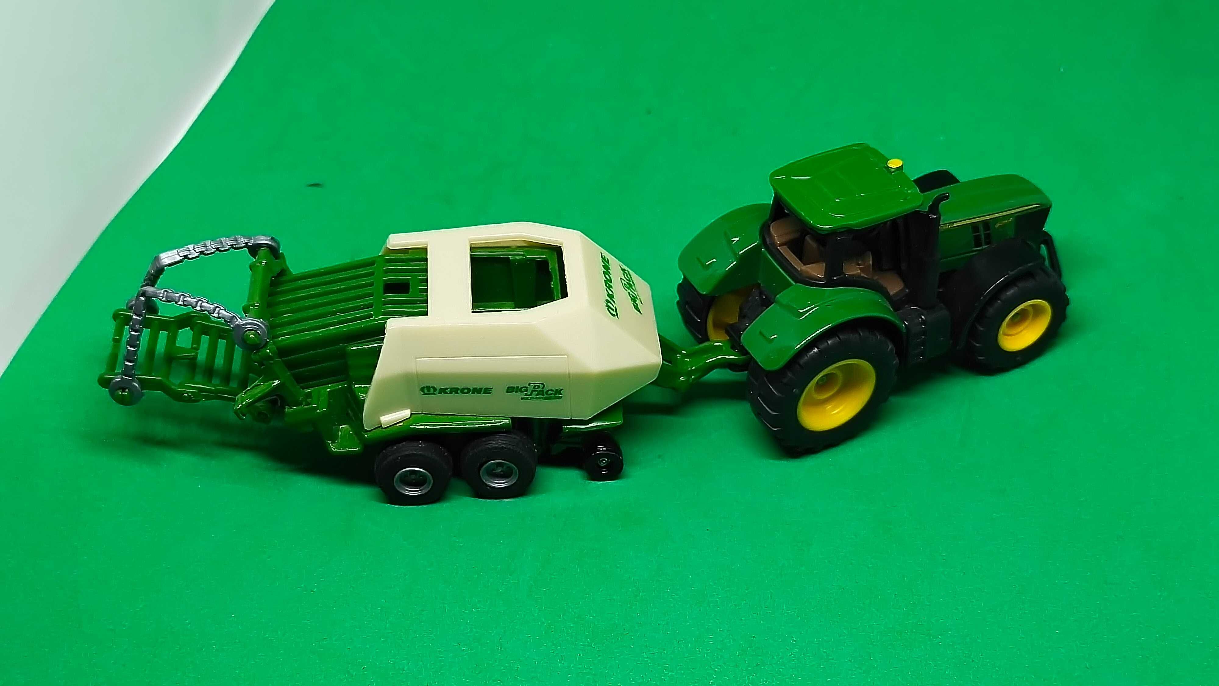 Siku traktor John Deere plus prasa Krone 1 87