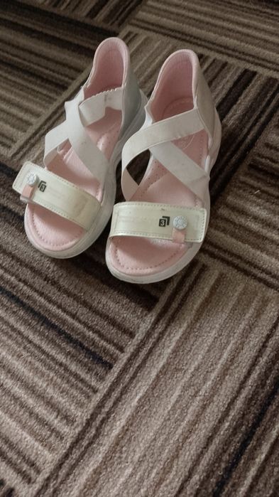 Босоніжки для дівчаток