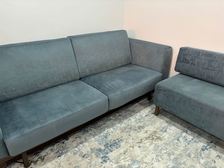 Sofá 4 lugares com puff tipo chaise longue