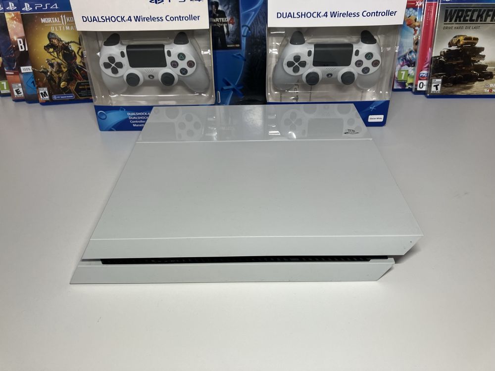 Sony PlayStation 4 + 2 джойстика + 4 диска с играми