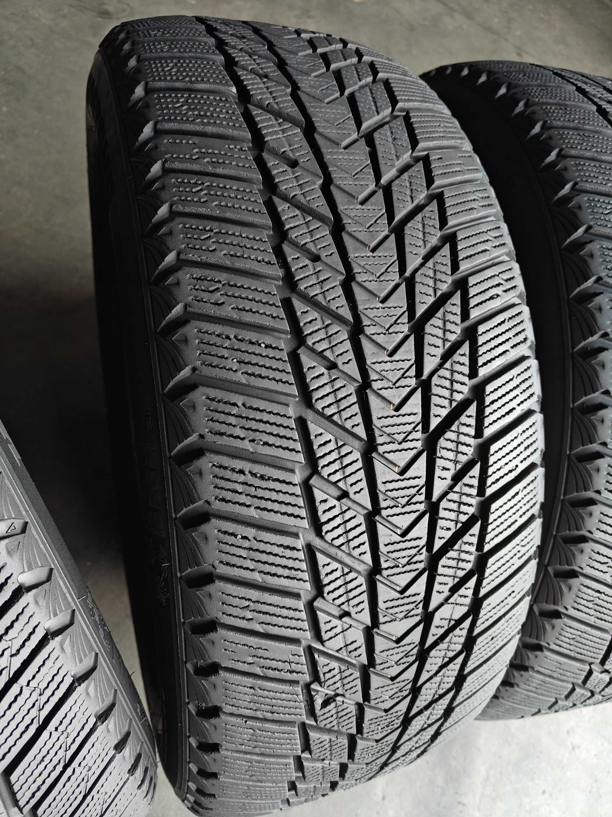 R17 225 55 шини зимові Roadstone Winguard Ice Plus корейські липучки