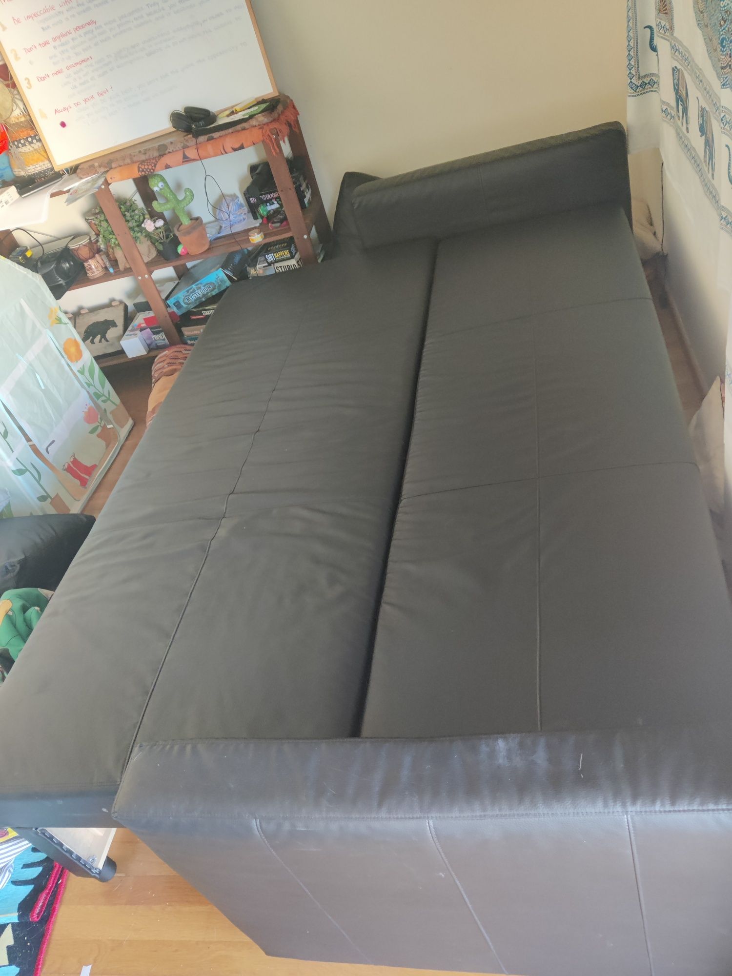 Sofá Tipo Pele IKEA cama e arrumação