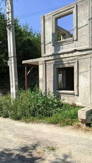 Продам участок с недостроенным домом