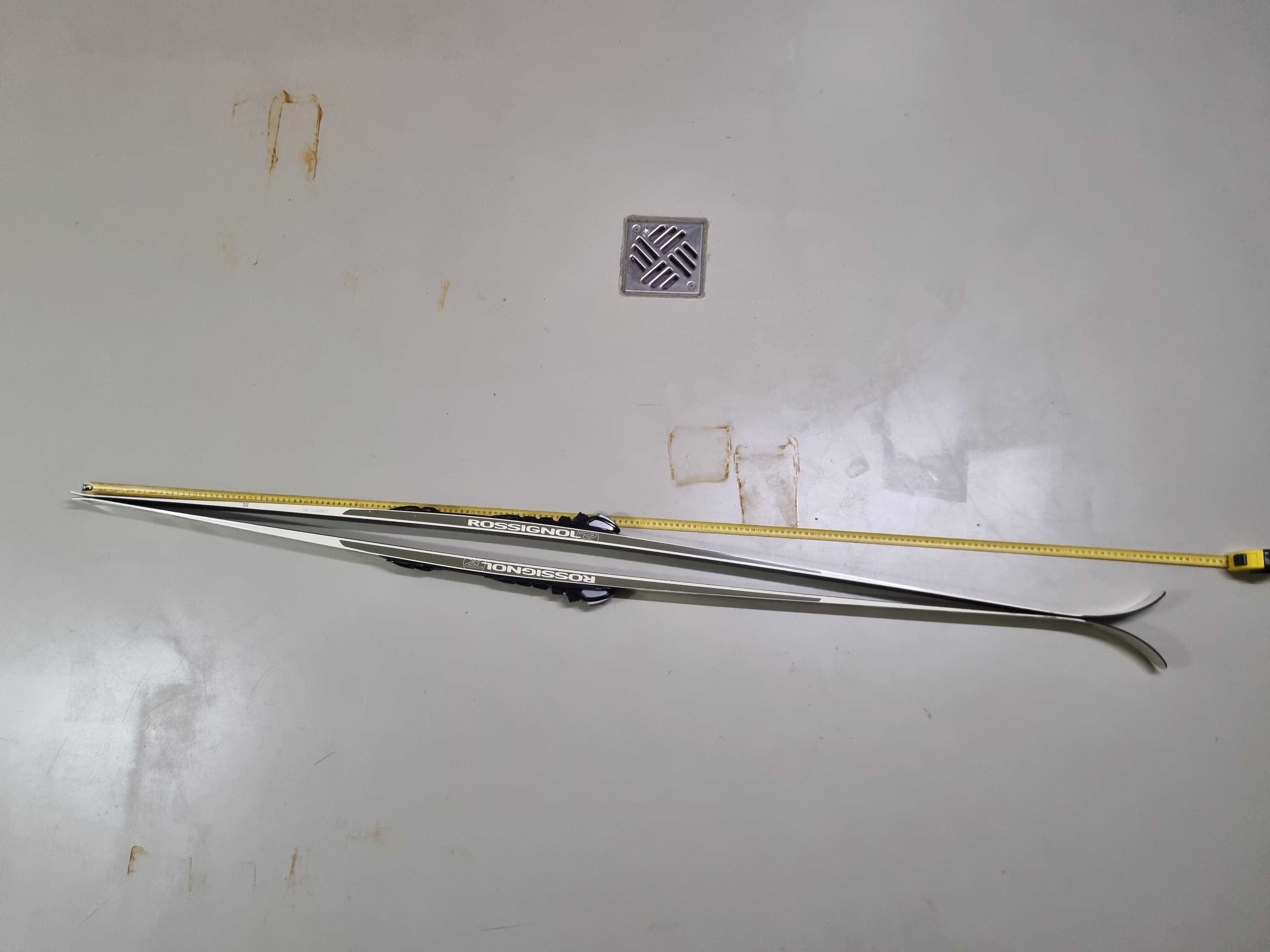 Ogromny wybór desek snowboard i nart oraz kijków narciarskich