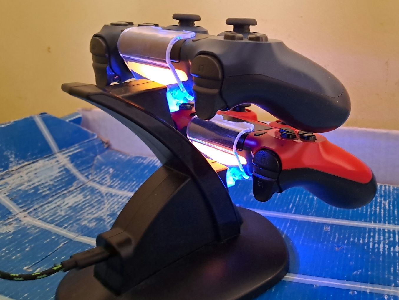 Ps4 Pro 1TB z dwoma padami