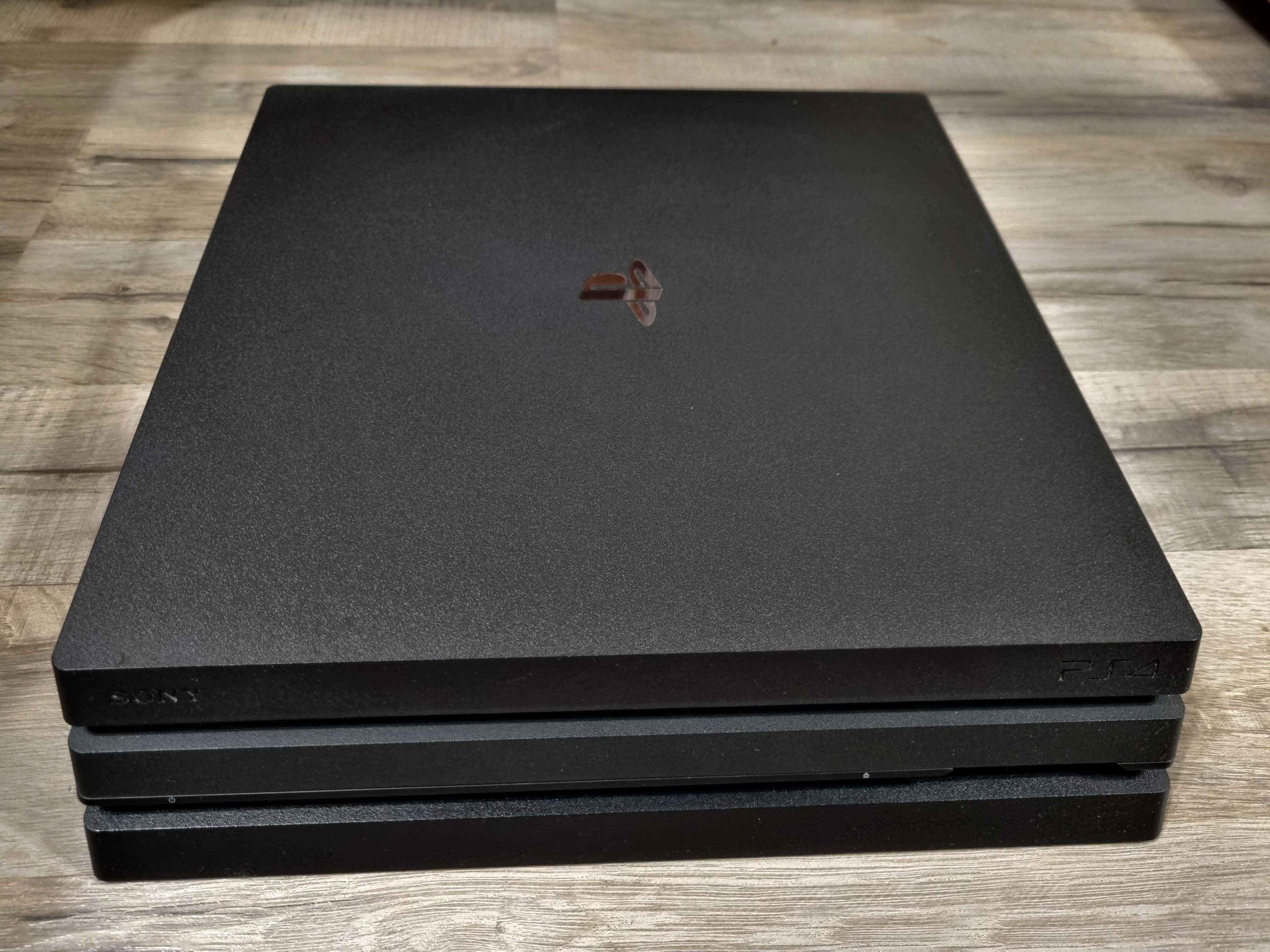 Sony PlayStation 4 Pro / PS4 1Tb CUH-7116B + 2 геймпада.