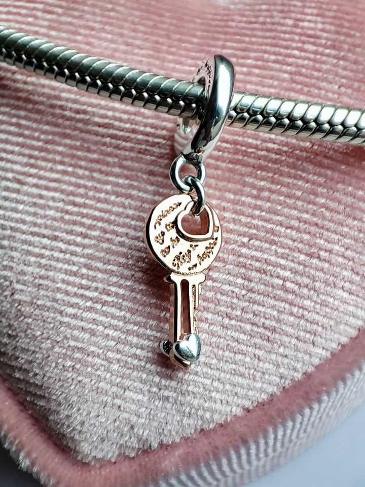 charms zawieszka srebro 925 klucz z przesuwanym sercem