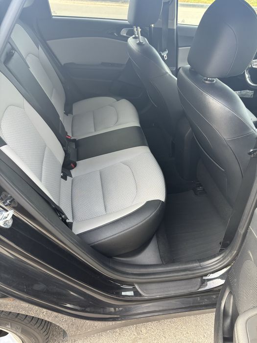 Продаємо автомобіль KIA CEED SW 2021 року