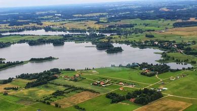 Domki z linią brzegową, Mazury, Pomost, Wodowanie. Ryby.