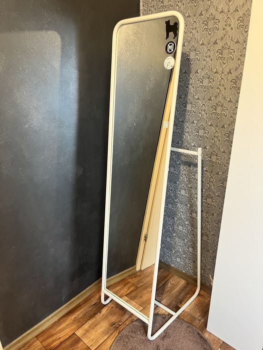 Lustro białe stojące z wieszakami