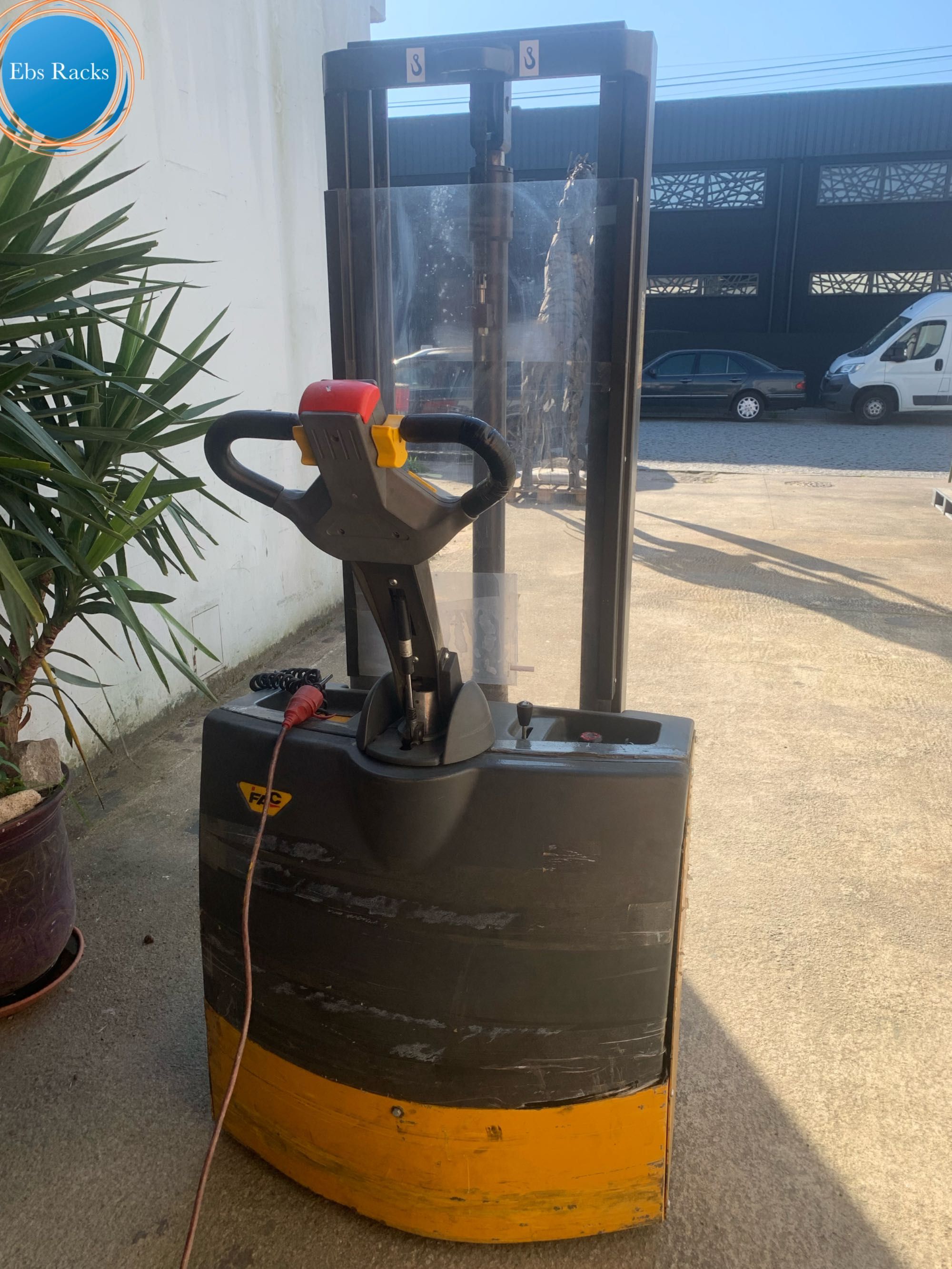 Empilhador Elétrico (stacker) com baterias Novas em muito bom estado.