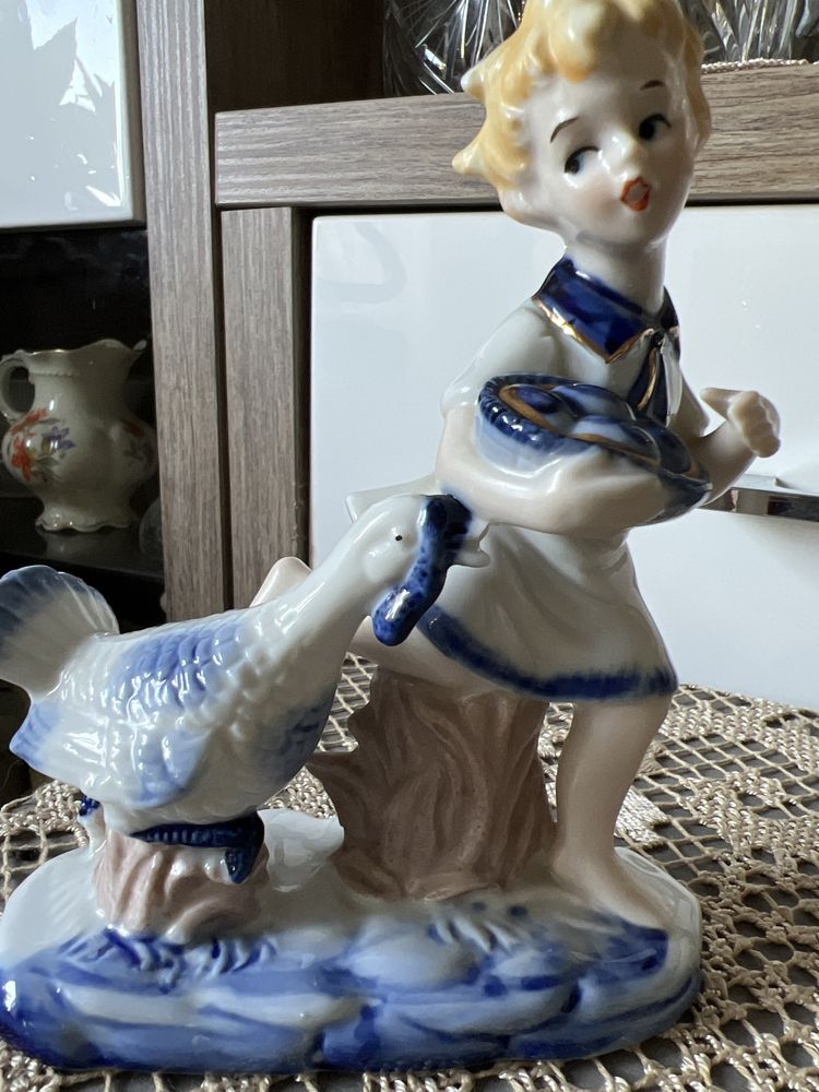 Figurka porcelanowa dxiewczynka z indykiem kobalt do kolekcji