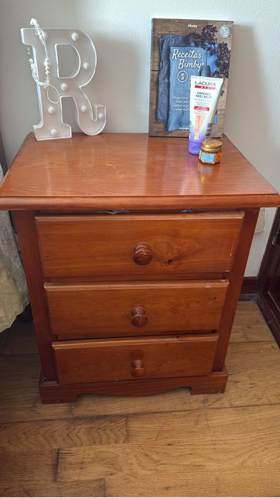 Cama casal + comoda e 2 mesas de cabeceira