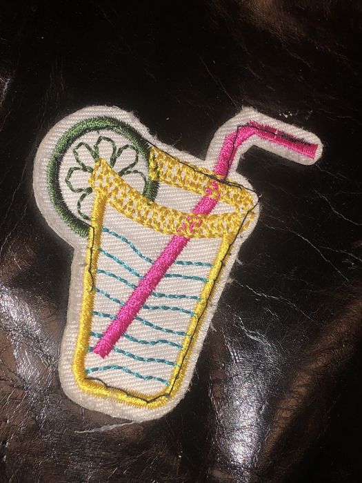 modny, skórzany worek na plecy z naszywkami