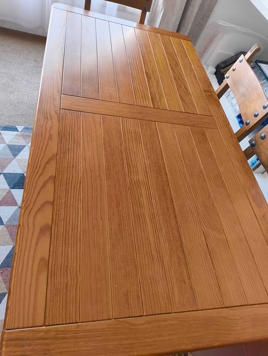 Mesa de jantar e 6 cadeiras em madeira maciça, impecáveis.