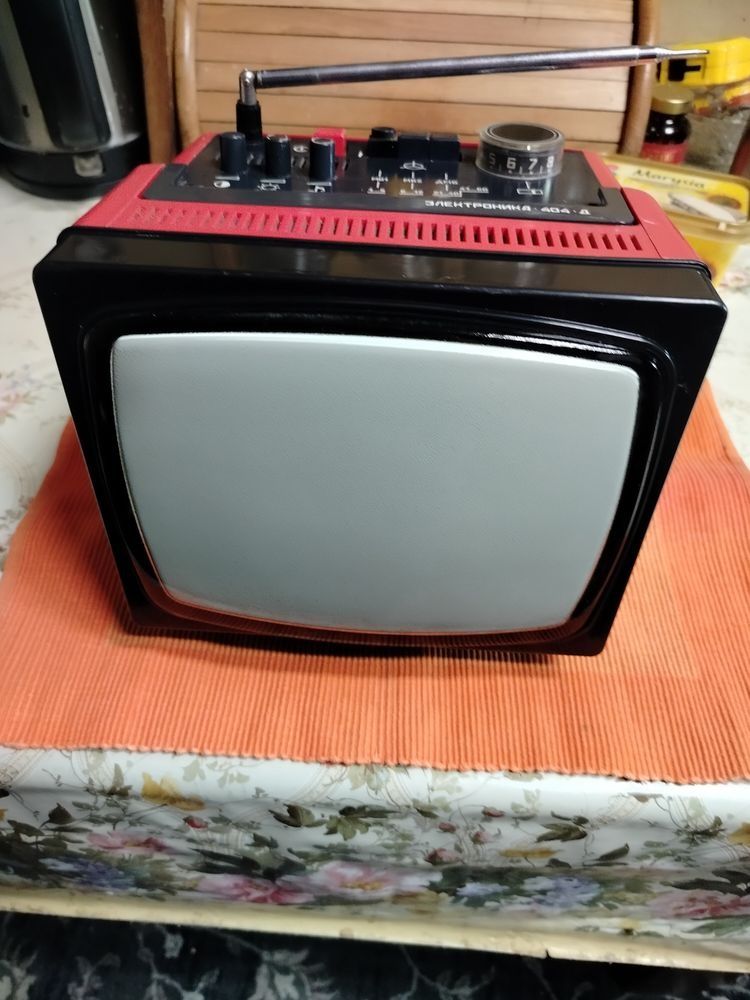 Stary telewizorek z PRL-u do kolekcji