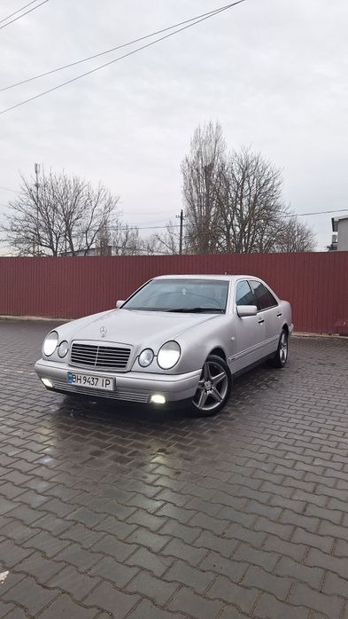 Продам Легендарный Мерседес 210