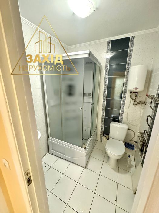 Продаж фасадного комерційного приміщення р-н Варшавського ринку