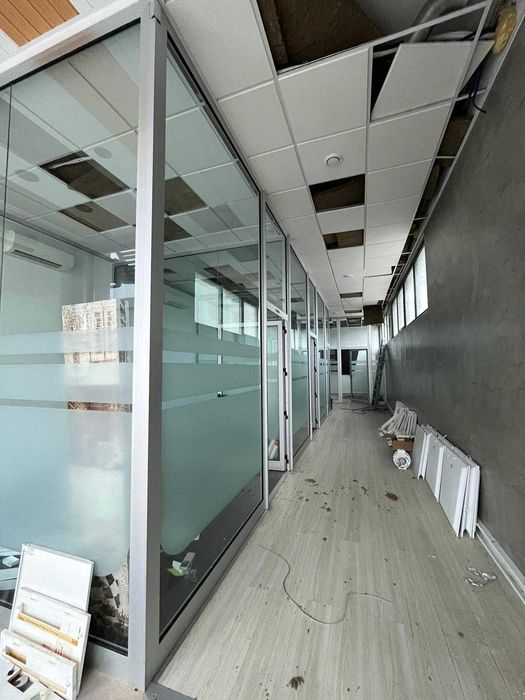 Divisórias em Alumínio natural e vidros 6 gabinetes