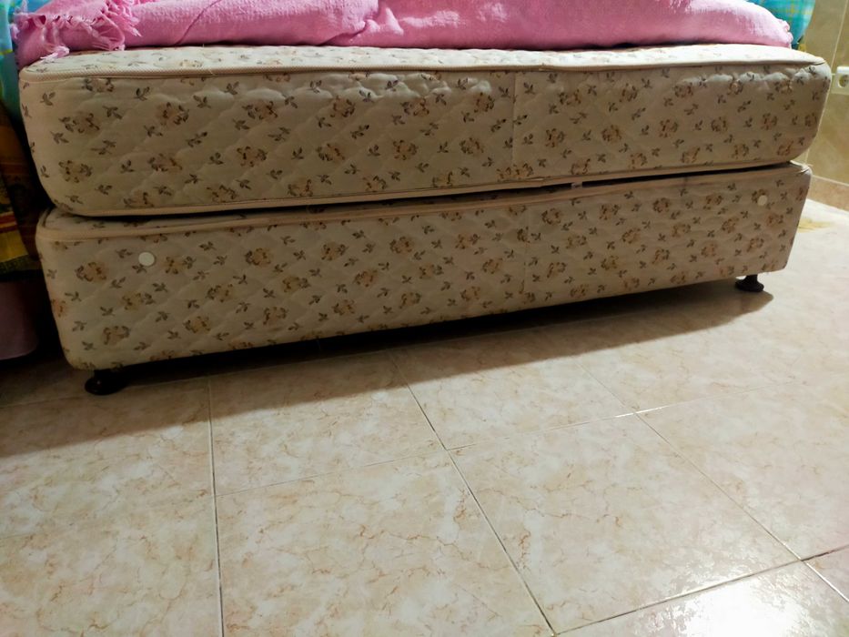 Cama madeira maciça, com cabeceira estofada em capitonê vermelho