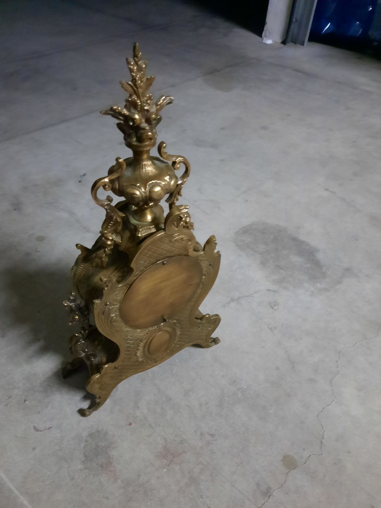 Relógio dourado em metal (RESERVADO)