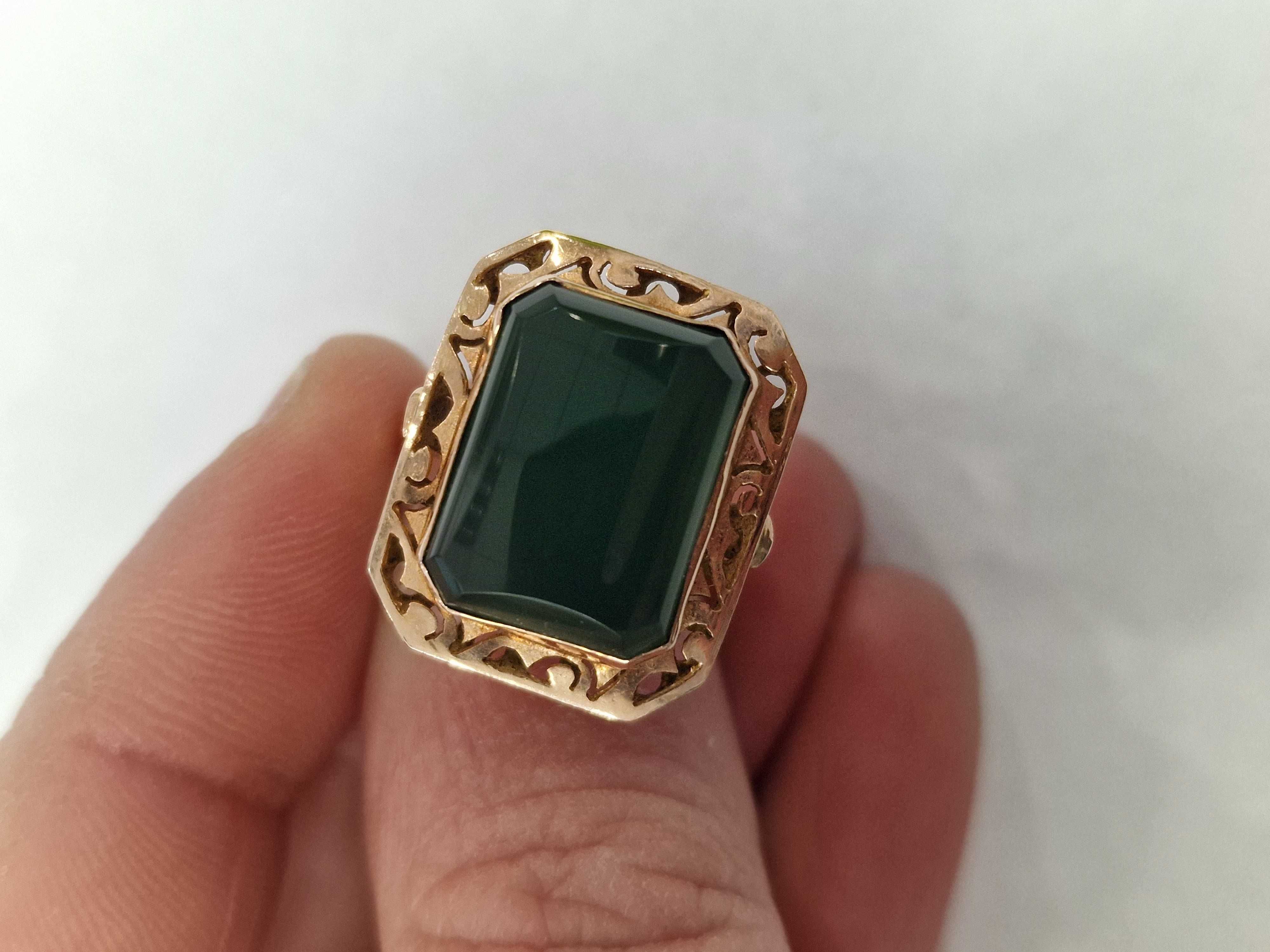 Złoty pierścionek/ 585/ 5.34 gram/ R16/ Chryzopraz/ XX wiek
