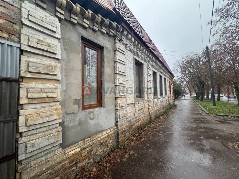 Продаж будинку в центрі під житло або комерцію