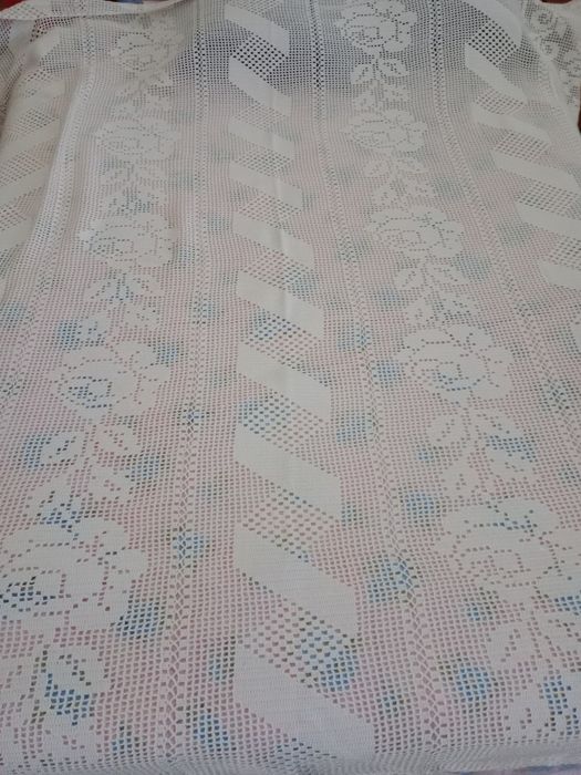 7 Colchas feitas á mão em crochê linha branca e uma de lã cor verde