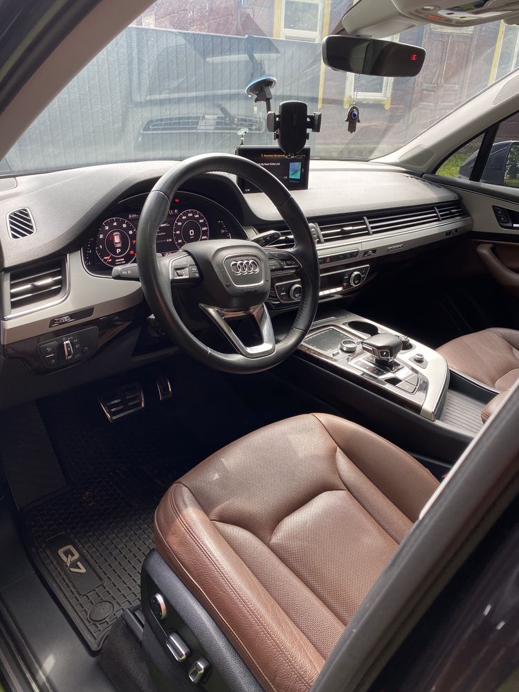 Продам отдичную audi q7 4m